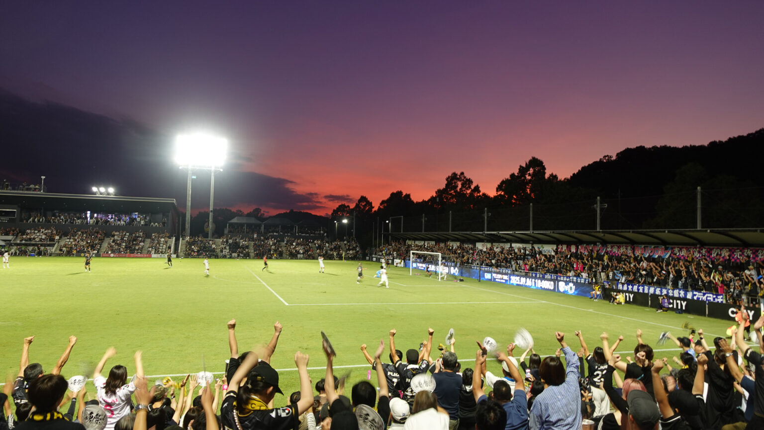 奇跡の「3年連続昇格」決定！　ピッチが近過ぎる栃木シティのスタジアムに行ってみた。唯一の弱点とは？ - トラベル Watch