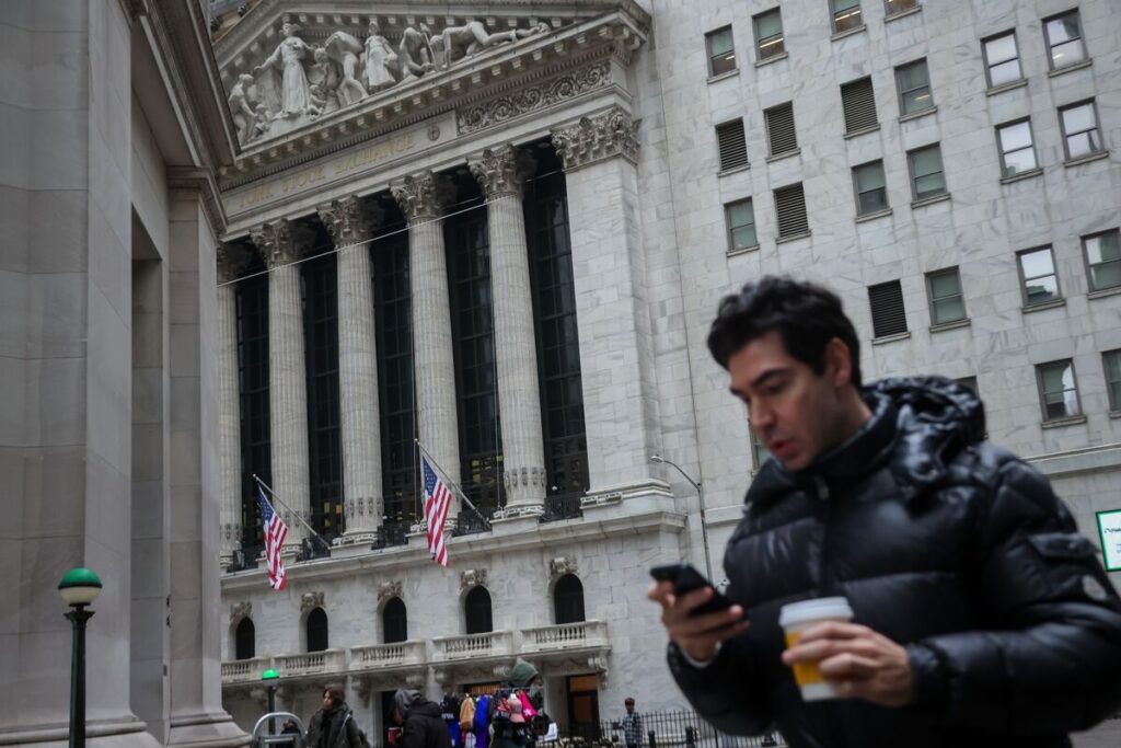 【米国市況】S&P500が6週ぶり大幅高、利下げ観測で－ドル一時157円台 - Bloomberg