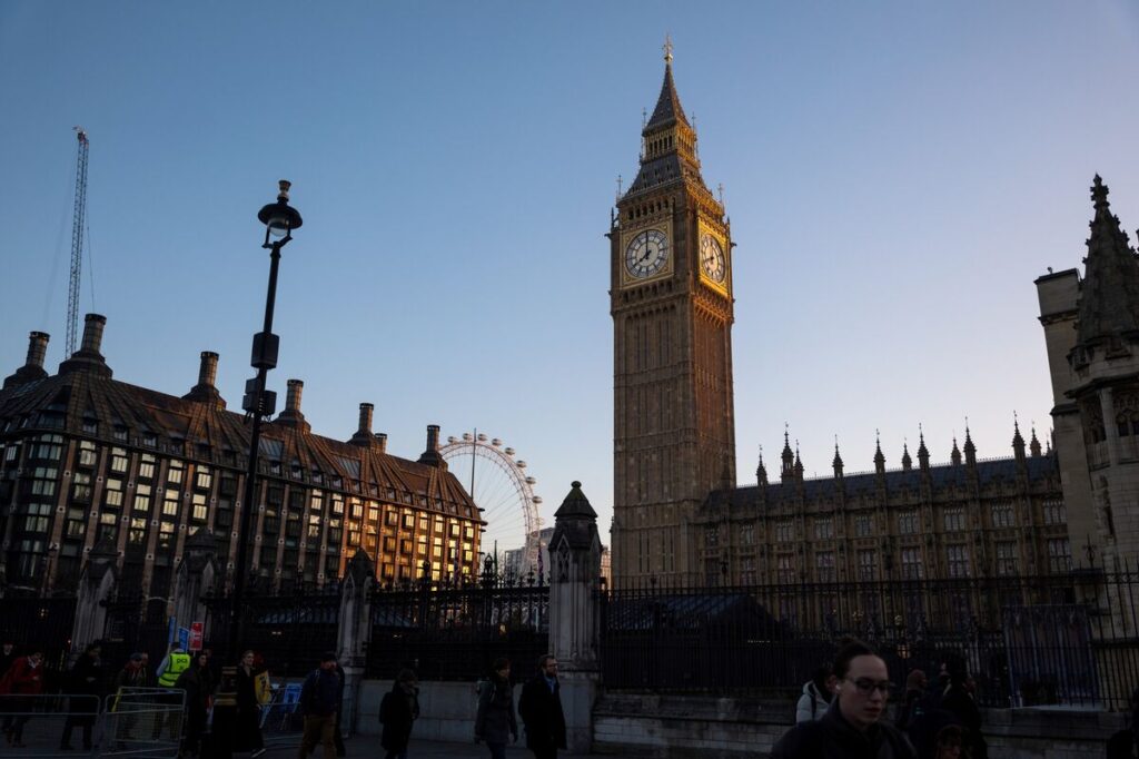 英国債とポンドが乱高下、予算責任局の財政予測に市場が反応 – Bloomberg 英国債とポンドが乱高下、予算責任局の財政予測に市場が反応 - Bloomberg