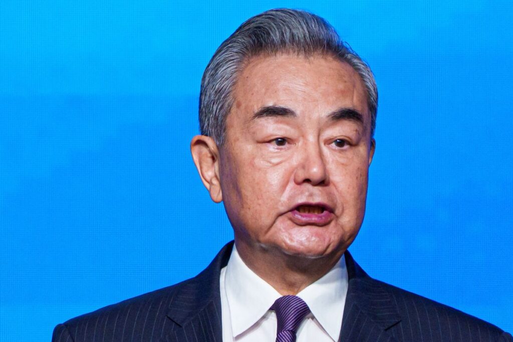 中国外相、台湾問題巡りフランスに支持要請－高市首相発言「挑発的」 - Bloomberg.co.jp