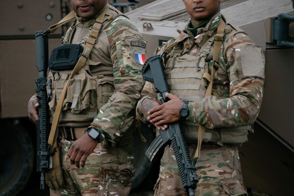 フランスが志願兵制を創設へ、35年まで5万人目標－ロシア脅威に対応 - Bloomberg