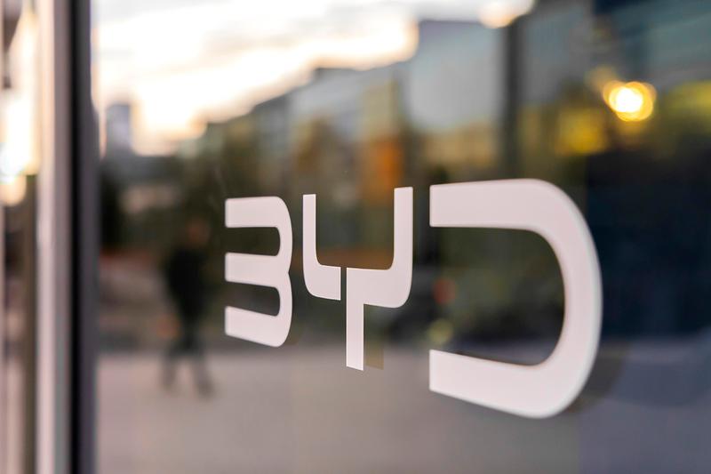 テスラやBYDなど、世界に電動化の波が押し寄せている。