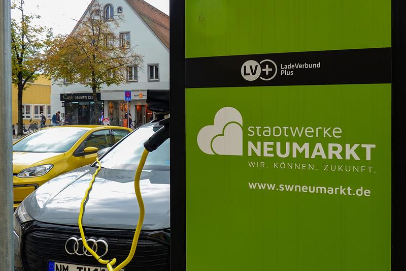 EV充電スタンドで充電するアウディのEV。