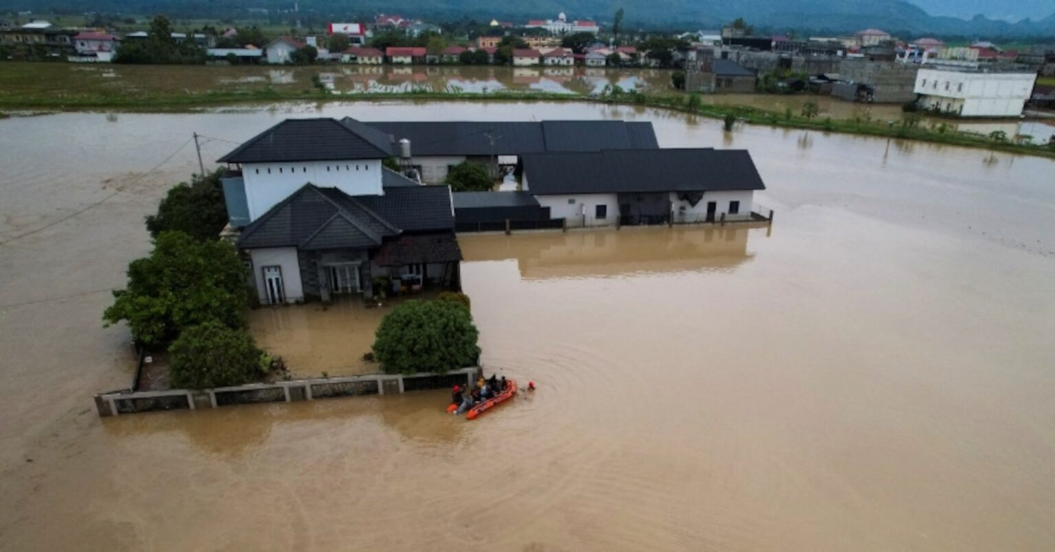 東南アジアの洪水、死者241人に 救助・復旧活動急ぐ | ロイター 東南アジアの洪水、死者241人に 救助・復旧活動急ぐ | ロイター