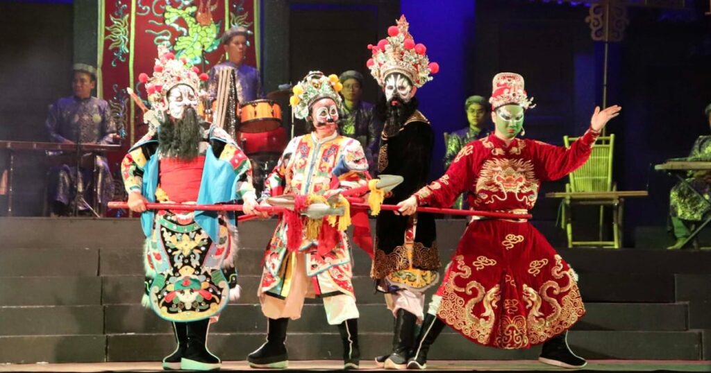 バクニン省の古代仏塔にある国宝4体のクローズアップ