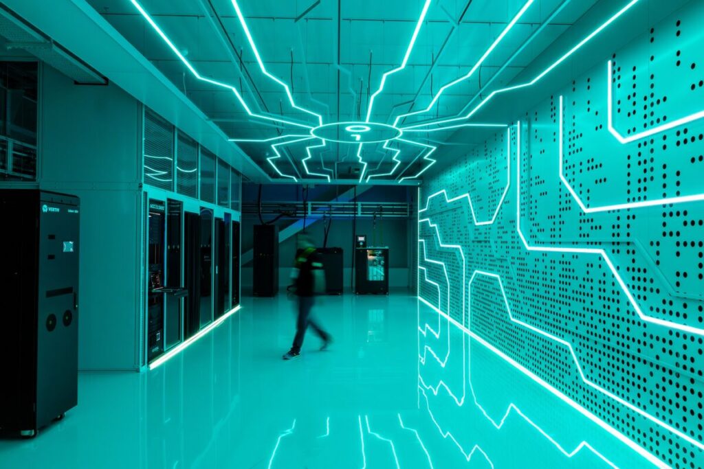 データセンター冷却なぜ難しいのか、CMEの障害で再び注目－QuickTake - Bloomberg