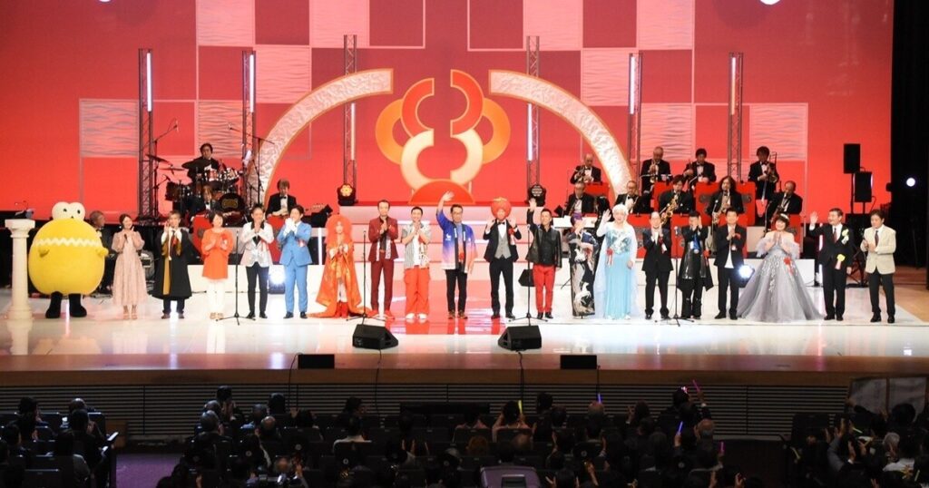 “埼玉の奇祭” 桶川市長が2年ぶりの本気扮装で会場沸く 『第34回埼玉政財界人チャリティ歌謡祭』 | マイナビニュース