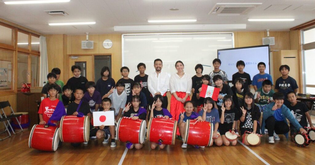 ペルー料理で給食、ダンスも　上本部学園　児童、町出身者子弟と交流