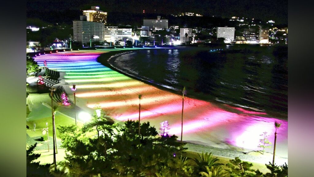 虹色に輝く夜の砂浜「冬しか見られない景色」…和歌山 白浜 白良浜ライトパレード : 読売新聞