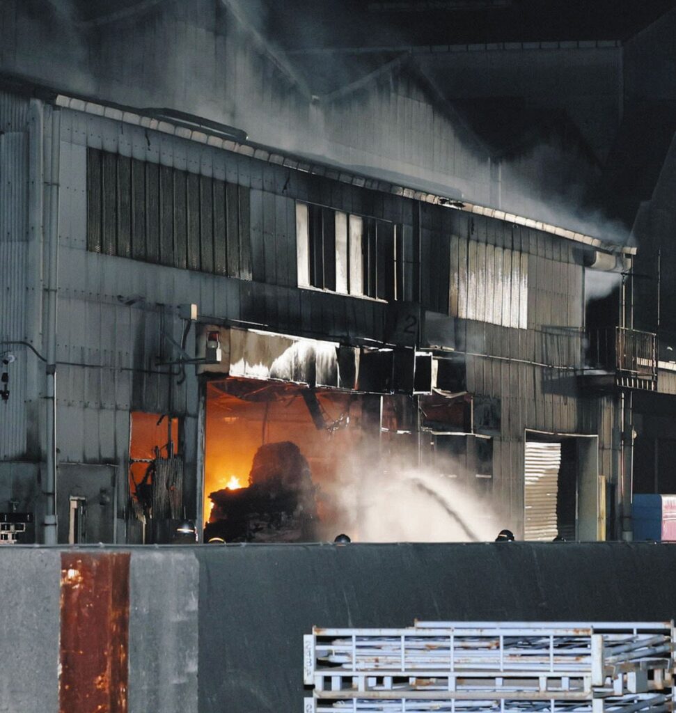 リサイクル工場で火事があり、消火活動が続く現場