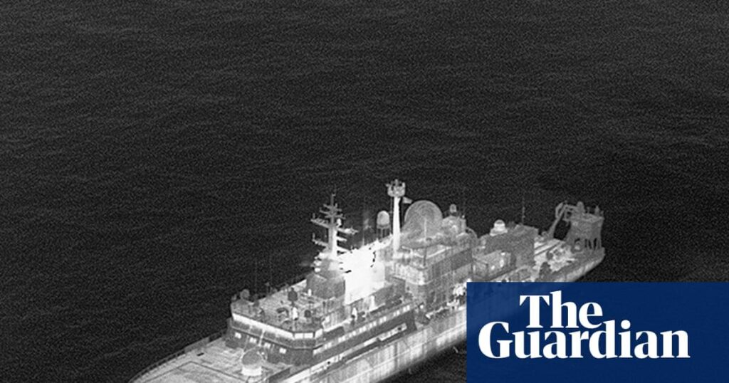 ロシアのスパイ船が英国領海に入り、軍のパイロットにレーザーを照射