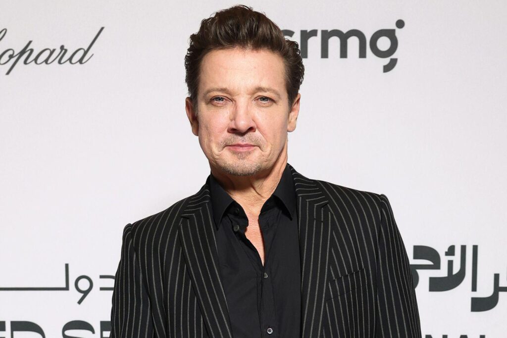 ジェレミー・レナー、女性映画監督に一方的な性的メッセージを送ったことを激しく否定、ICEに通報すると脅迫