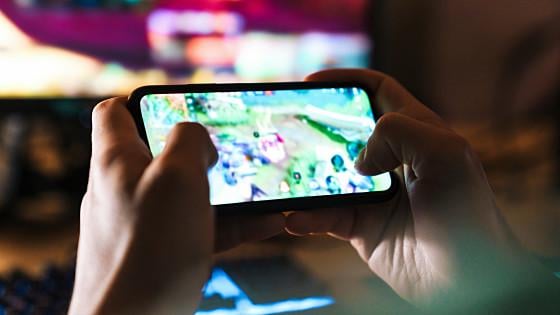 「毎日プレイしないと不利になる」「仲間意識を植え付ける」などゲーム中毒をわざと引き起こす悪質なダークパターンたち