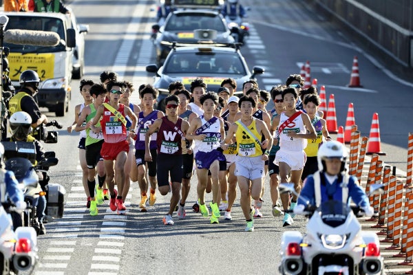 昨年の大会で１区を走る選手たち