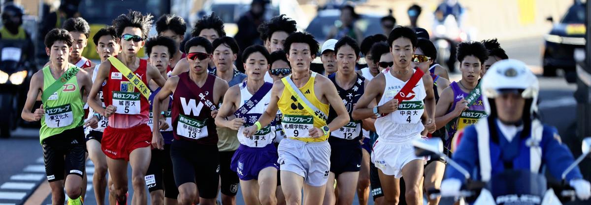 昨年の全日本大学駅伝で１区で走る選手たち（２０２４年１１月３日）