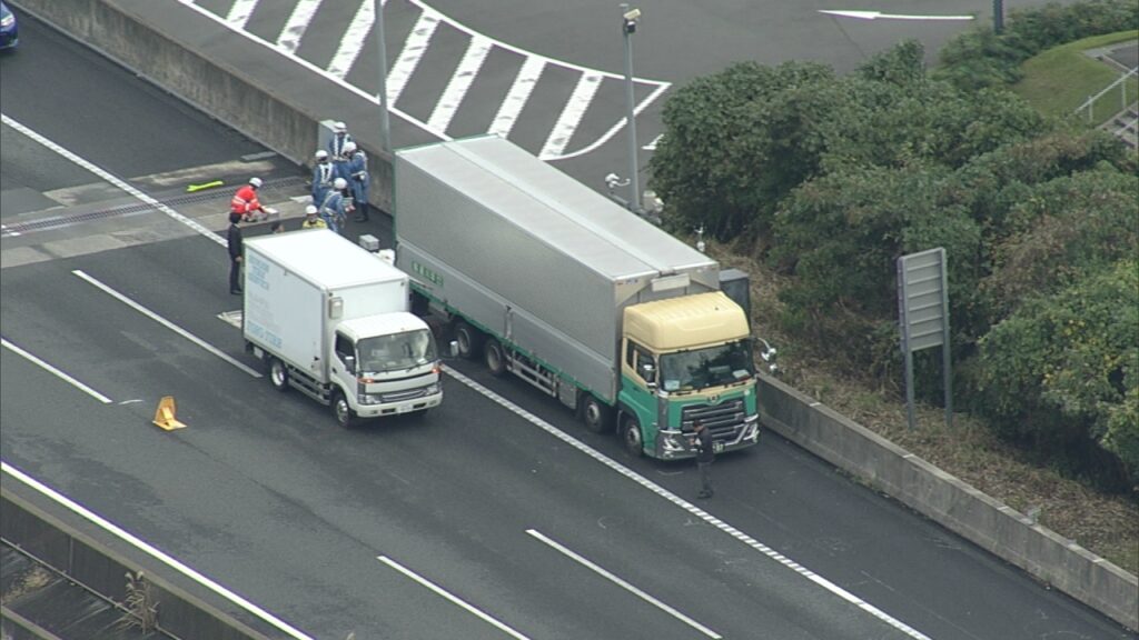 新東名で死亡ひき逃げ トラックの右後輪バースト状態 タイヤ点検中に車にはねられたか 男性が病院で死亡 警察がひき逃げ事件として捜査（テレビ静岡NEWS） - Yahoo!ニュース