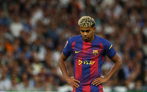 レアル・マドリード戦でうつむくバルセロナのヤマル＝10月26日（ロイター）