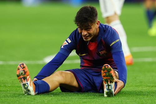 レアル・マドリード戦で倒れ込むバルセロナのペドリ＝10月26日（ロイター）