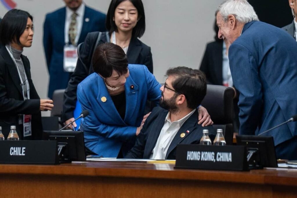 高市首相への「距離近すぎ」批判とは何だったのか チリ大統領、ノリノリで動画公開、なぜかBGMは「恋チュン」 - Yahoo!ニュース