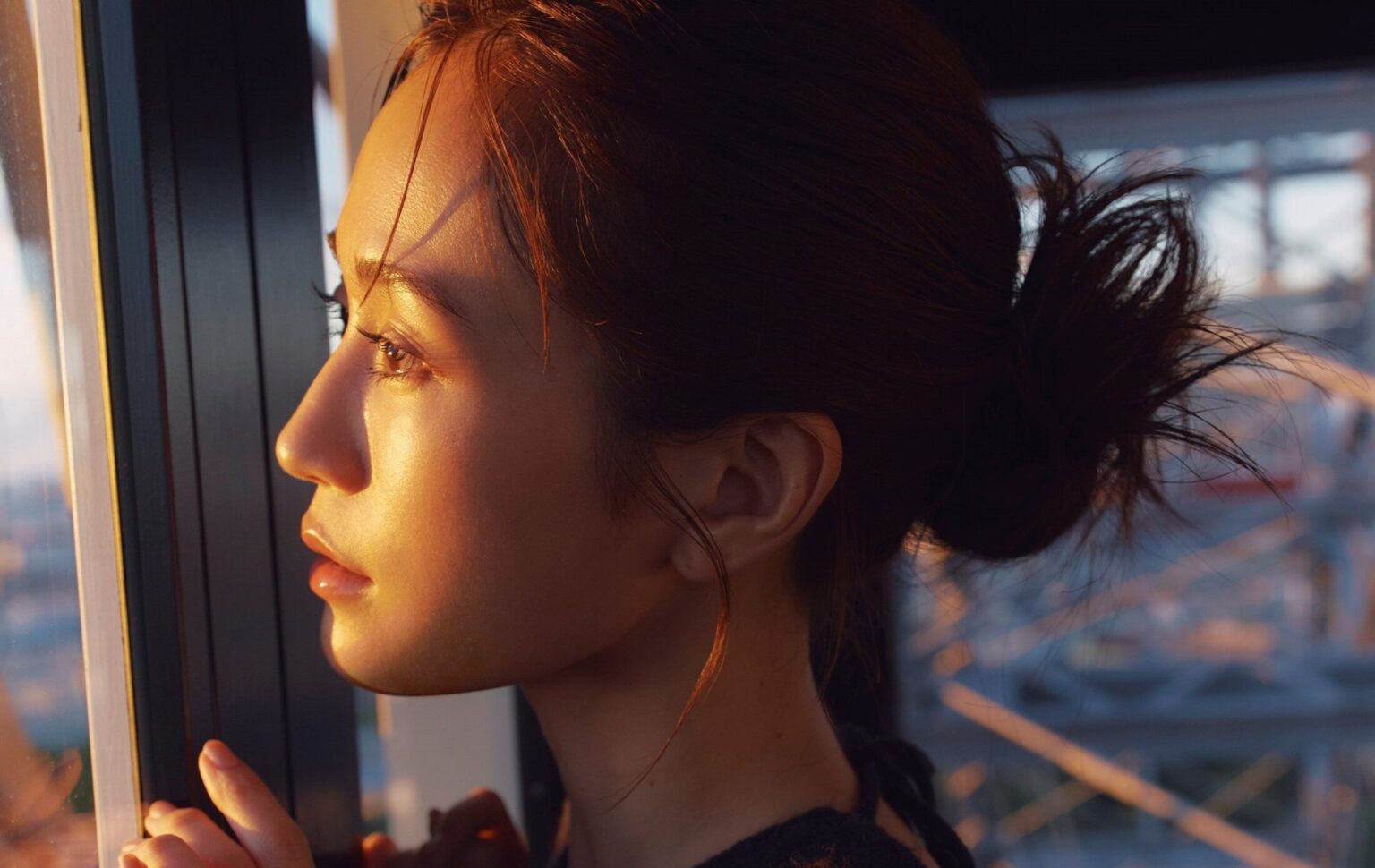 大人の魅力が止まらない!前田敦子 黒ランジェリー姿でアンニュイな表情を見せる先行カット公開! 14年ぶり写真集で“過去最大露出”（めざましmedia） - Yahoo!ニュース