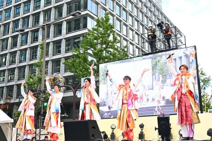 SUPER EIGHT、凱旋ライブで歓声「御堂筋ランウェイ」登場「大阪の街を盛り上げていきたい」（モデルプレス） - Yahoo!ニュース