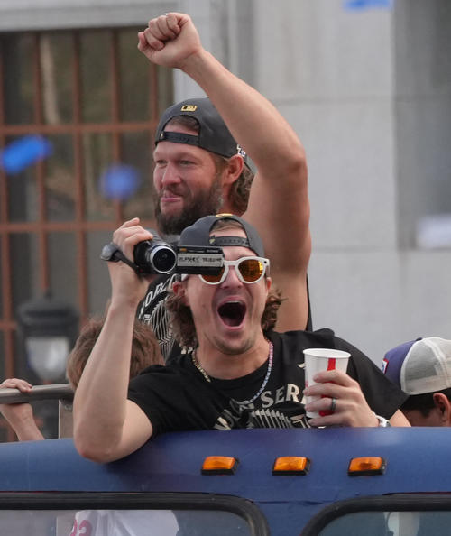 パレードで沿道のファンを激写するK・ヘルナンデスとカーショー（後方）（撮影・菅敏）