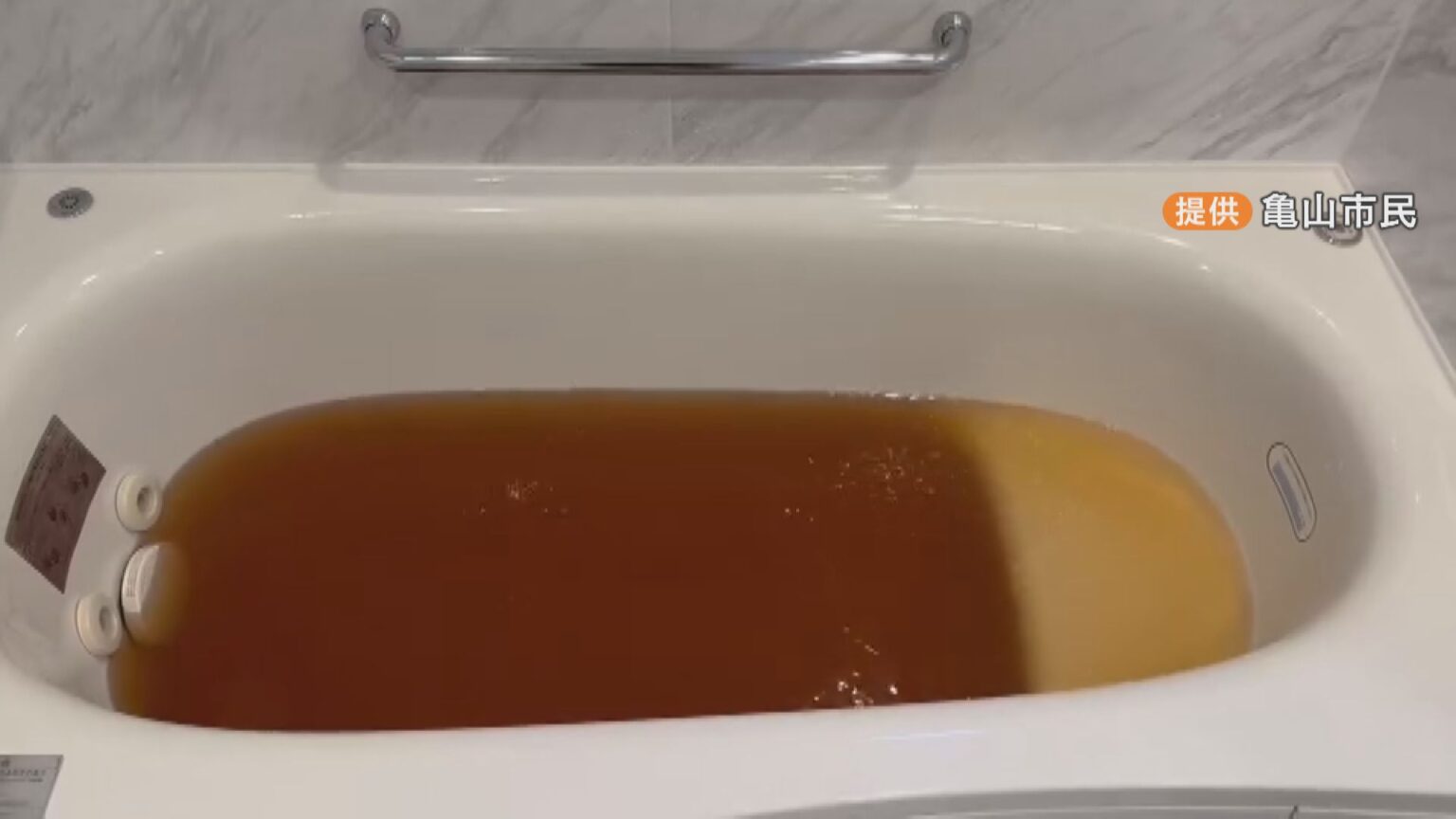 水道水が茶色く濁り…約2700世帯に影響 「ご飯も作れない」 水道管のサビ混入か 給水活動や市営の温泉施設を無料開放 三重・亀山市(CBCテレビ) 水道水が茶色く濁り…約2700世帯に影響 「ご飯も作れない」 水道管のサビ混入か 給水活動や市営の温泉施設を無料開放 三重・亀山市(CBCテレビ)