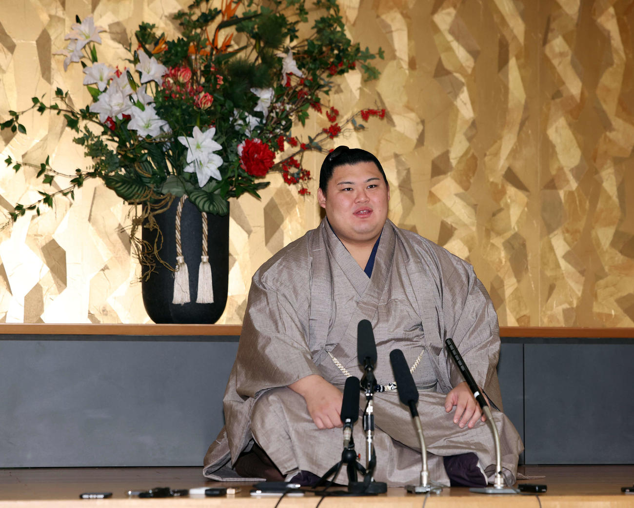 大相撲九州場所の番付発表で、抱負を語る横綱大の里(撮影・浅見桂子)