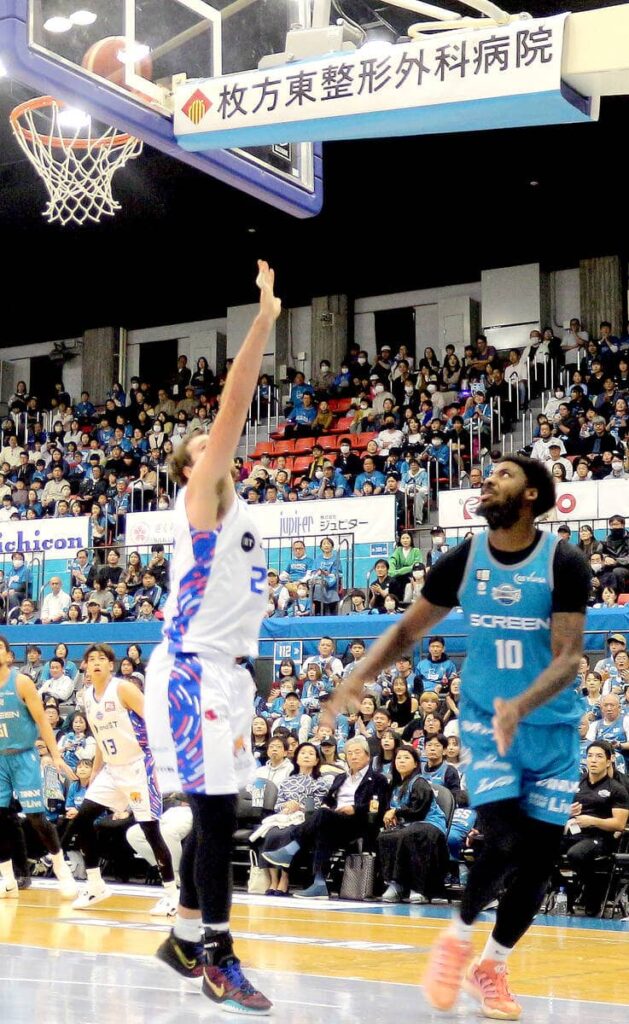 京都ハンナリーズ、茨城ロボッツを再延長戦で突き放して連敗２でストップ　前田悟が好シュート連発　 | バスケットボール | スポーツブル (スポブル)