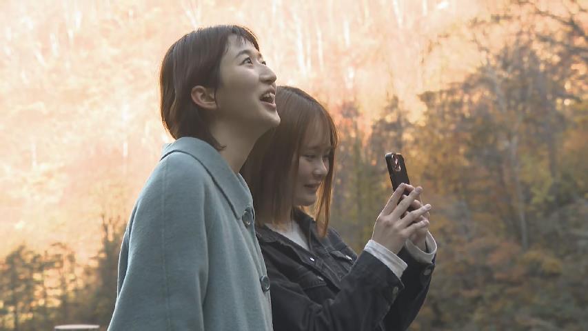 落差日本一の称名滝 “さわやか” な水しぶき、紅葉と白滝のコントラストも…今シーズンきょうで見納め　富山・立山町（チューリップテレビ） - Yahoo!ニュース