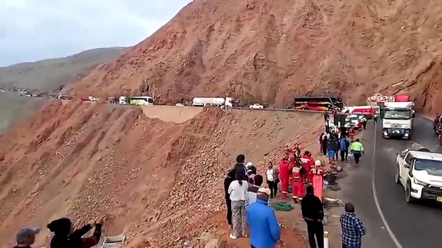 高速道路でバス転落、37人死亡 200メートル以上落下か 南米ペルー（FNNプライムオンライン（フジテレビ系）） - Yahoo!ニュース