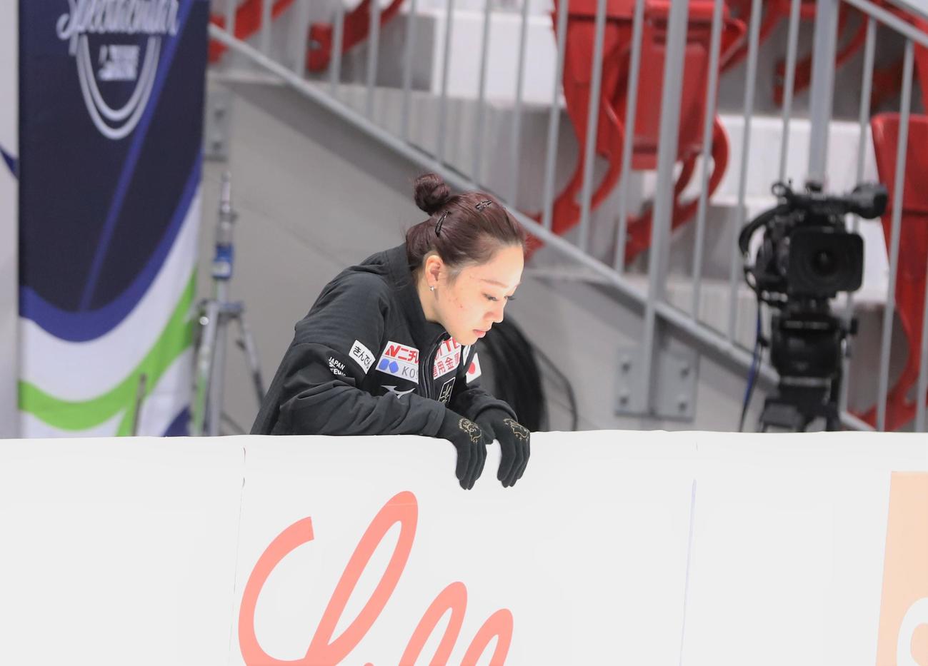 開幕前日の公式練習前にリンクをのぞき込む樋口（撮影・藤塚大輔）