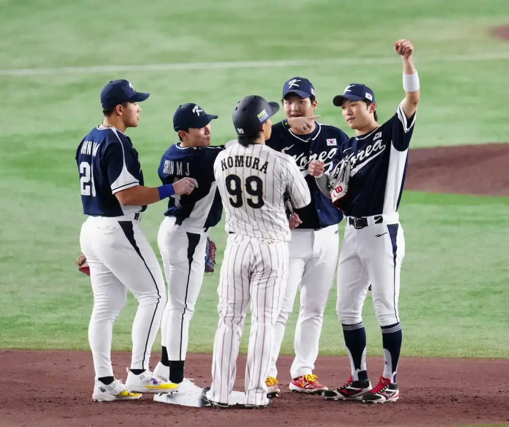 【侍ジャパン】韓国選手ビックリ仰天！？野村勇が東京D天井直撃打　韓国内野陣と野村が天井見て盛り上がる - スポニチ Sponichi Annex 野球