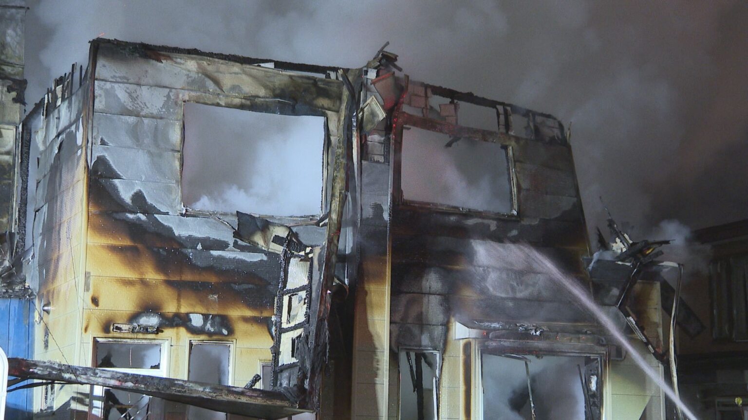 「隣の家の玄関先から炎が出ている」 整骨院を兼ねた住宅が全焼 内部から3人の遺体 連絡が取れていない住人か 北海道千歳市(HBCニュース北海道) 「隣の家の玄関先から炎が出ている」 整骨院を兼ねた住宅が全焼 内部から3人の遺体 連絡が取れていない住人か 北海道千歳市(HBCニュース北海道)