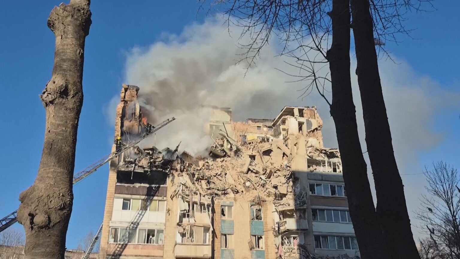 ウクライナにロシア軍の大規模攻撃　西部テルノーピリで子ども3人を含む25人死亡（TBS NEWS DIG Powered by JNN）