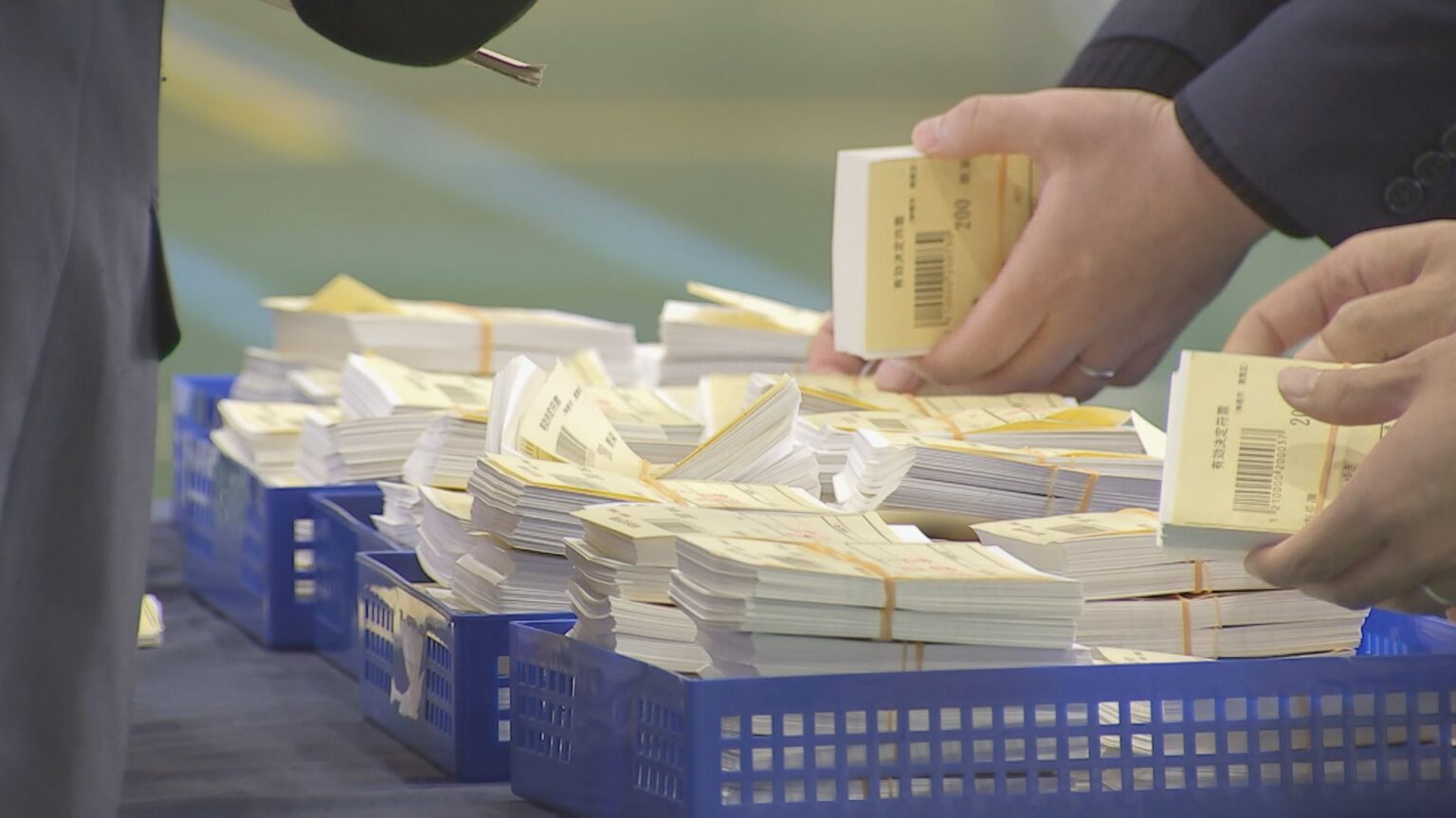 くじ引き当選の茨城県神栖市長選 全票を再点検するも票数は変わらず(TBS NEWS DIG Powered by JNN) くじ引き当選の茨城県神栖市長選 全票を再点検するも票数は変わらず(TBS NEWS DIG Powered by JNN)