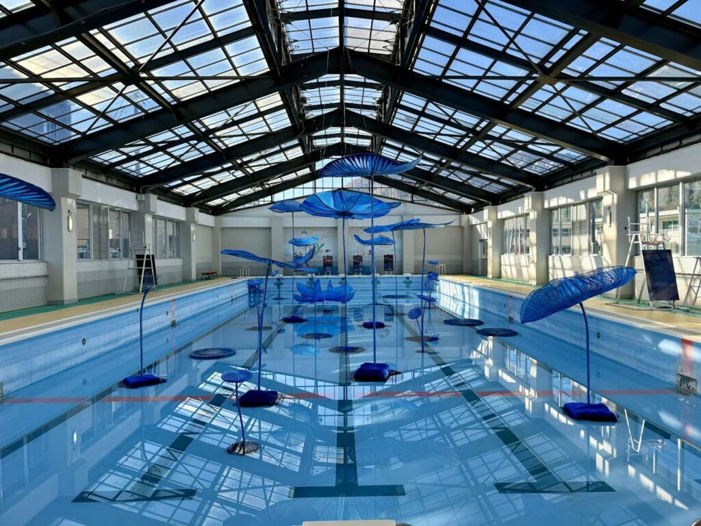 「FUJI TEXTILE WEEK 2025」（山梨県富⼠吉田市）開幕レポート。織物の町に流れる“見えない力”を可視化する（美術手帖） - Yahoo!ニュース