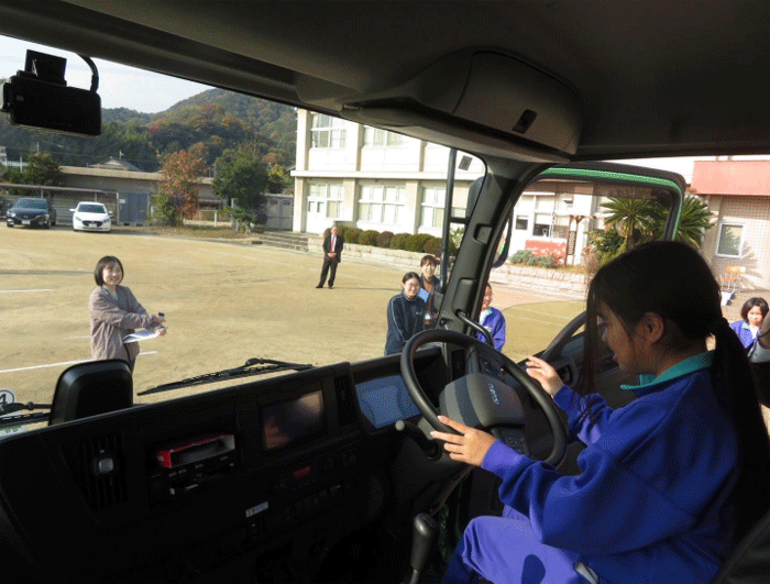 福山通運/岡山県の笠岡市立神島外中学で交通安全教室開催 20251127fukutsu2 - 福山通運/岡山県の笠岡市立神島外中学で交通安全教室開催