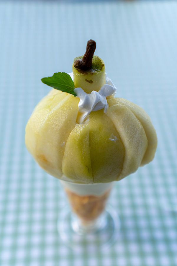 パフェのてっぺんには梨のヘタのところ