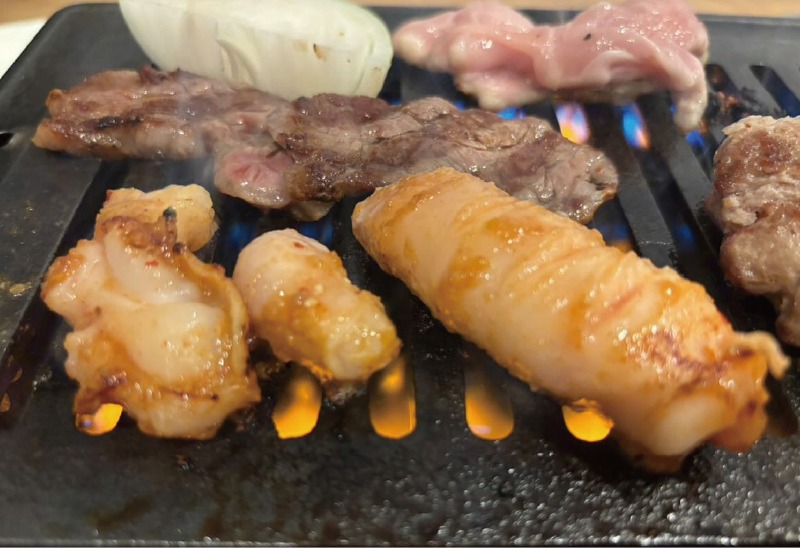 鉄板で焼かれた肉