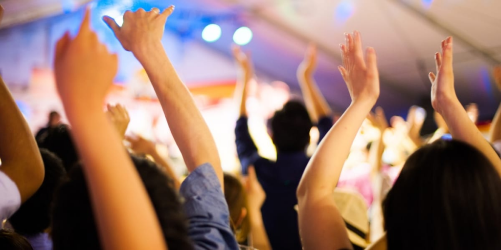 Snow Manライブで女性客が「全裸」？映像拡散で騒動に…「複数の犯罪成立も」弁護士が指摘 - 弁護士ドットコム