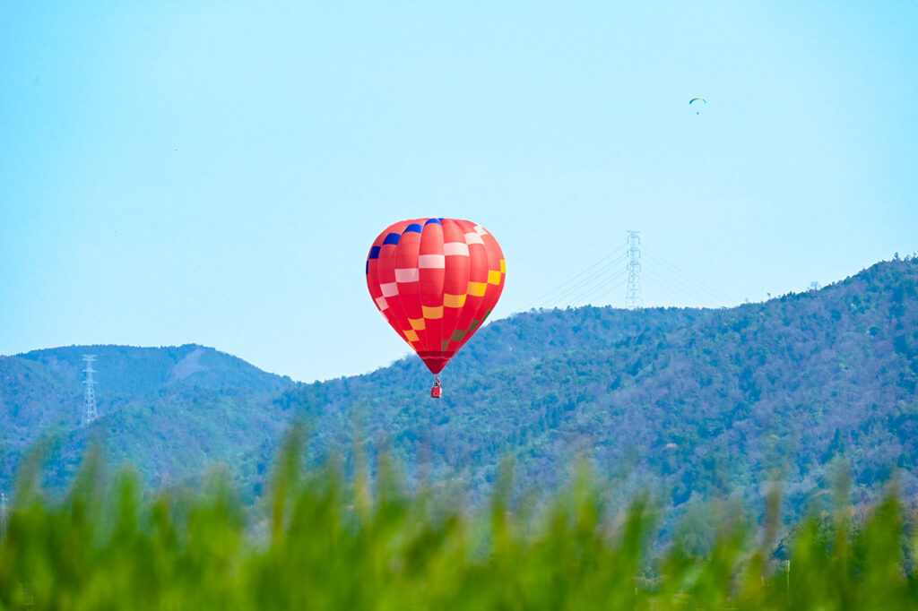 京都・亀岡で熱気球が空を彩るフライトシーズンがスタート! | Leaf KYOTO 京都・亀岡 熱気球のフライトシーズンがスタート