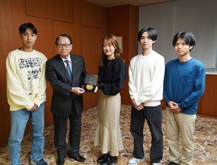 左から、臼井陸太さん、吉田学長、牧村さん、神谷擢弥さん、永田大翔さん）