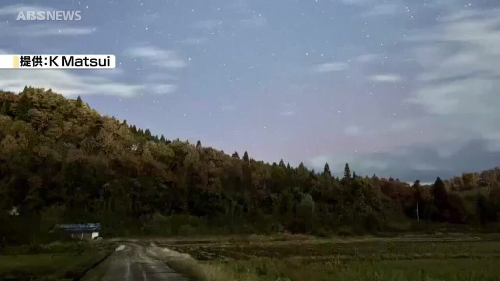【提供画像】大仙市神宮寺でオーロラとみられる様子を撮影 北の空の一部が赤く色づく 12日午後8時半すぎ 秋田(2025年11月13日掲載)|ABS NEWS NNN 共有