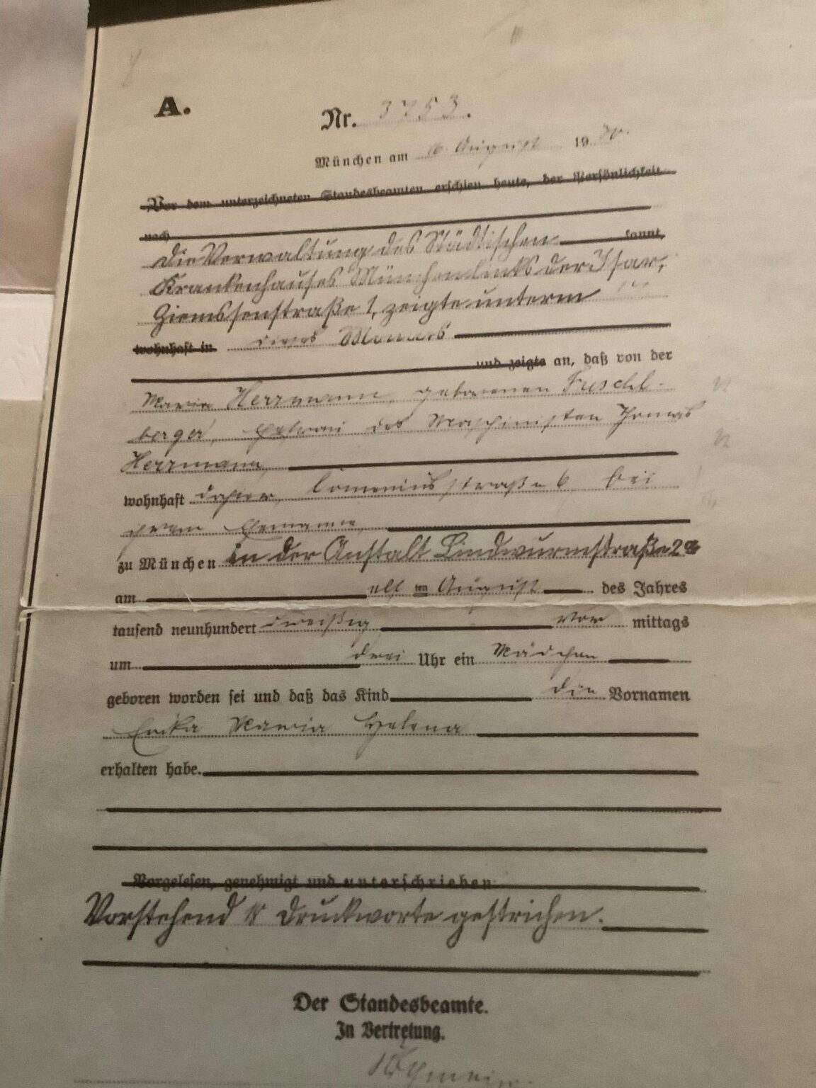 この出生証明書にある名前を読める人はいますか?