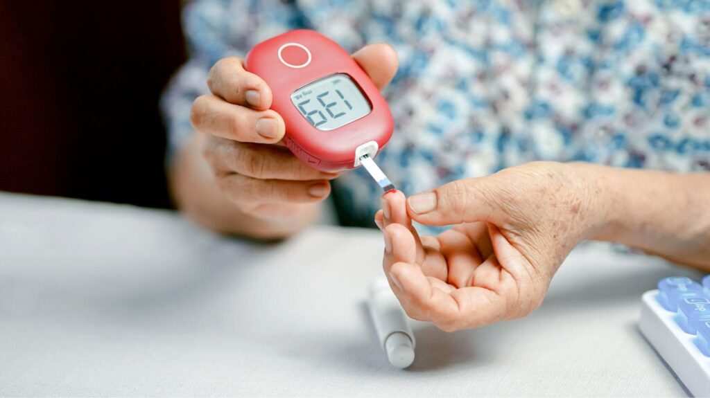 彼らはコストを理由に15,000人の糖尿病患者からブドウ糖検査ストリップを削減した - POSSASDIAの社長がtopontiki.grで言ったこと