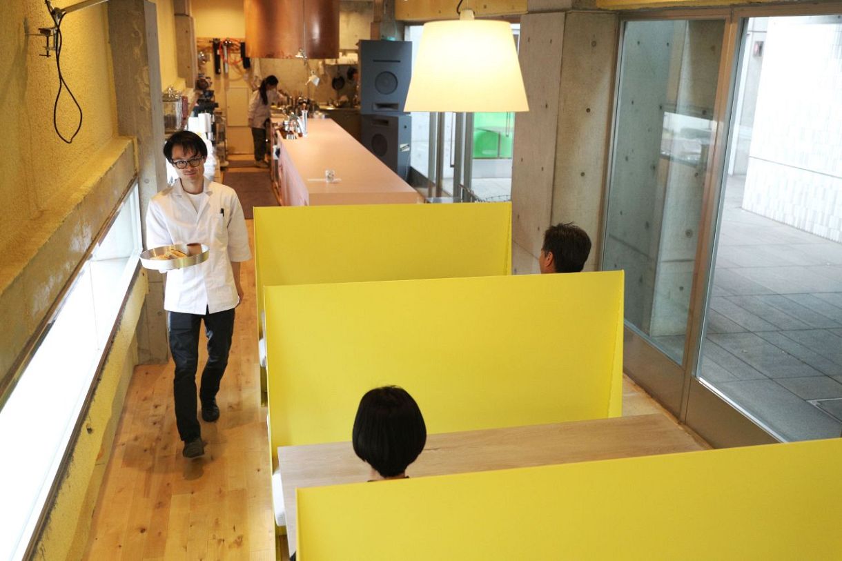 黄色いボックス席がおしゃれ