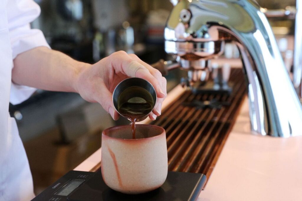 岡山市北区柳町に「キノシタショウテン」直営店オープン 13日、山陽新聞社さん太広場に「COUNTER COFFEE COUNTER」:山陽新聞デジタル|さんデジ カウンター席では専門知識を持つバリスタが、あなたのその日の気分や好みに合わせて“特別な一杯”を入れてくれます