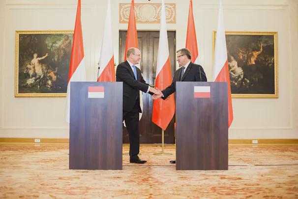 2012年、ポーランドのアルベール2世。きっと彼らはポーランド国旗を印刷して拒否したに違いない:)