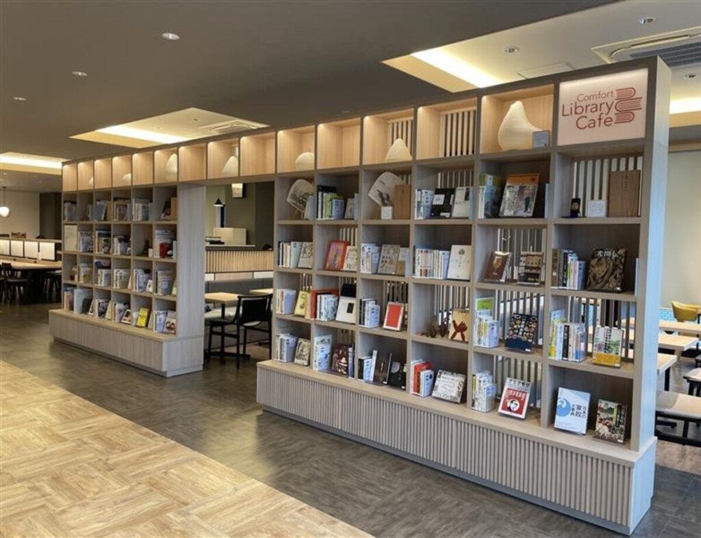 【宿泊前後も自由に過ごせるComfort Library Cafeで充実した滞在体験を】駅から徒歩約４分　水戸の空気を感じながら、心も身体もくつろげる「コンフォートホテル水戸」11月5日（水）開業 | 株式会社チョイスホテルズジャパンのプレスリリース